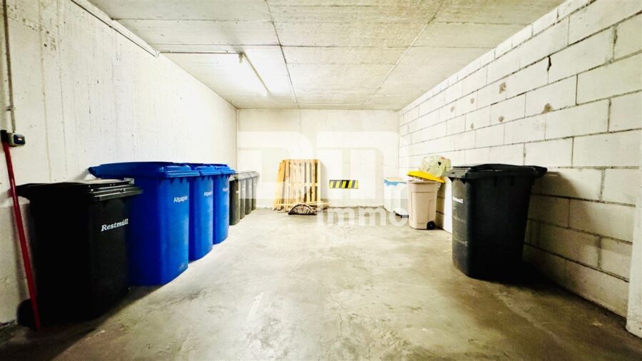 Ladeneinheit und Büro / Praxisfläche teilvermietet im Paket mit umfangreicher Ausstattung - Tiefgaragenstellplatz